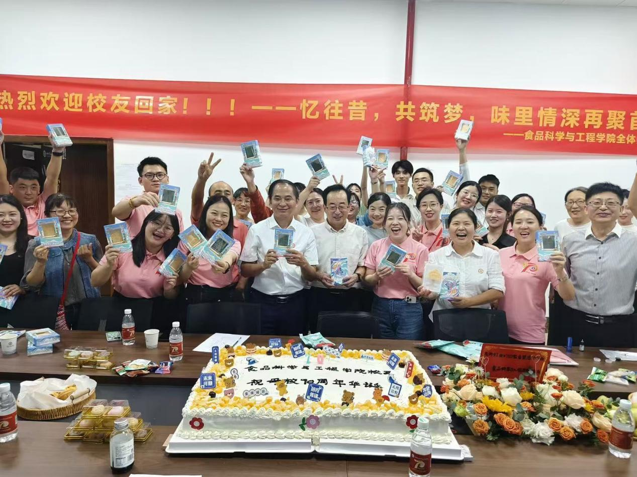 红足—世足球网热烈欢迎校友回家！忆往昔，共同筑梦